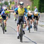 Quinten Muys hield Jort Dockx af in een spurt met twee. Het peloton kwam net te laat.