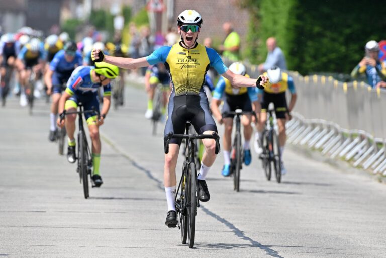 Quinten Muys hield Jort Dockx af in een spurt met twee. Het peloton kwam net te laat.
